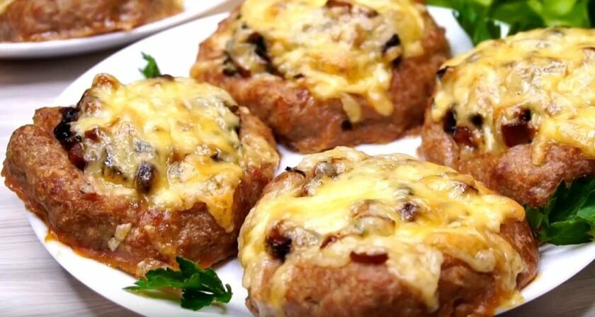 Шампиньоны с фаршем. Блюда из грибного фарша рецепты без мяса. Фарш с грибами. Шампиньоны фаршированные в духовке с фаршем. Фарш с квашеной капустой.