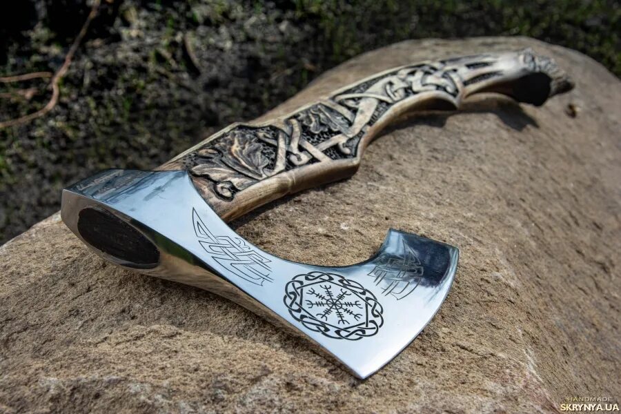 Топор ручной. Топорики ручной работы. Топорик кованый. Резная ручка для топора. Топорики ручной работы.