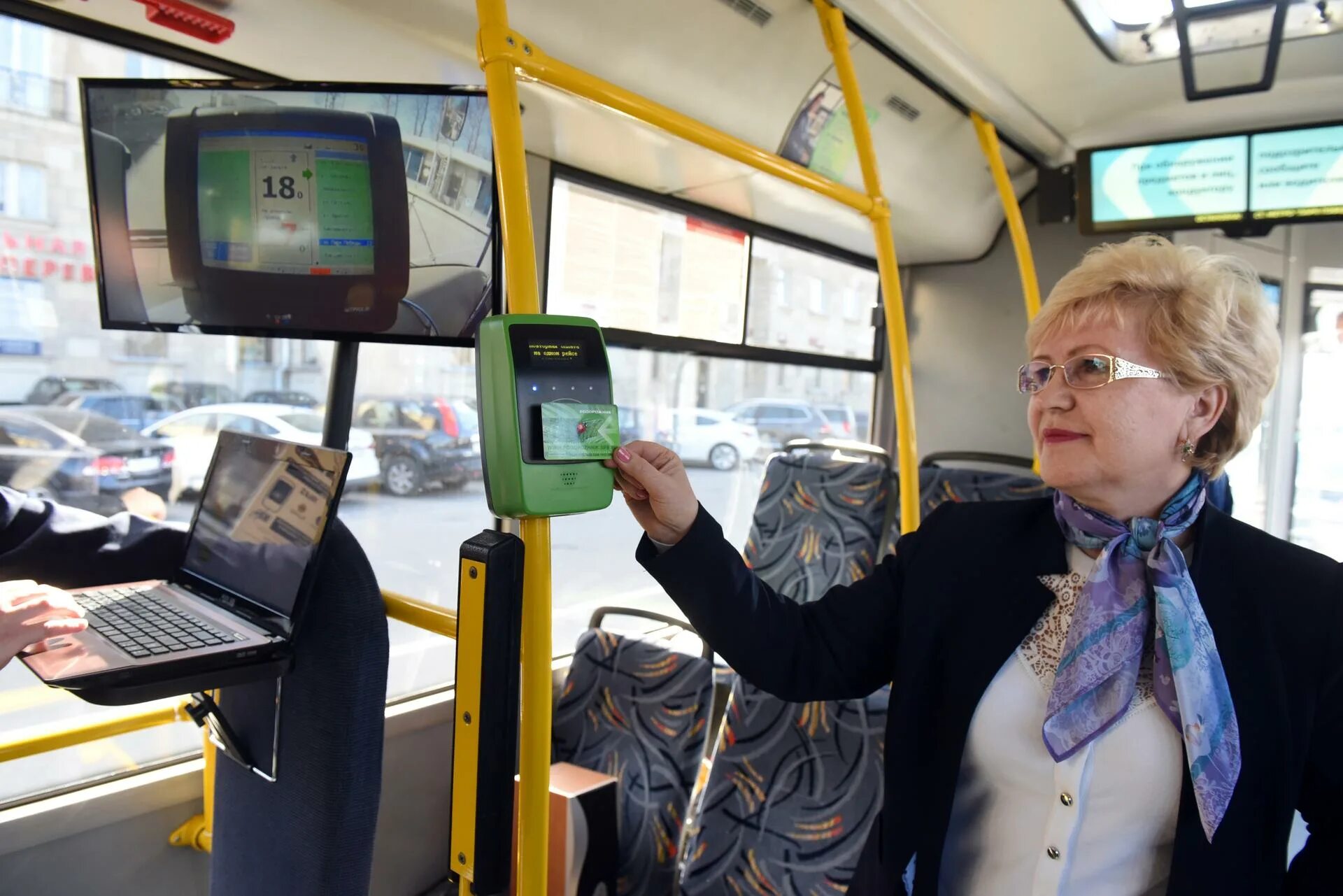 Бесплатный проезд в автобусе для детей. Пенсионеры в общественном транспорте. Проездной общественный транспорт. Пенсионеры в автобусе. Льготники в автобусе.