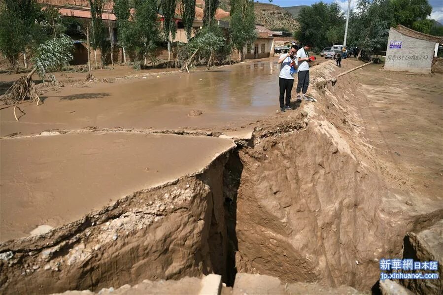 06. Пешеходный переход в парк. Наводнение в москве 2003. Ливневка под токио. Наводнение в южной корее август 2020.