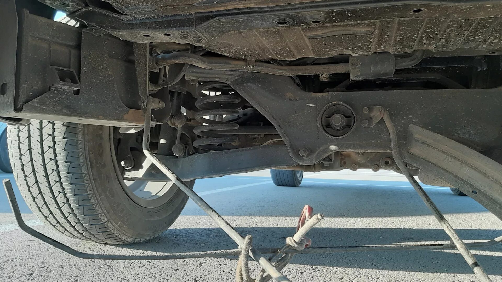 Как снять колесо мицубиси Проверка лебёдки запаски Mitsubishi Outlander XL, 2 л, 2012 года просто так DR