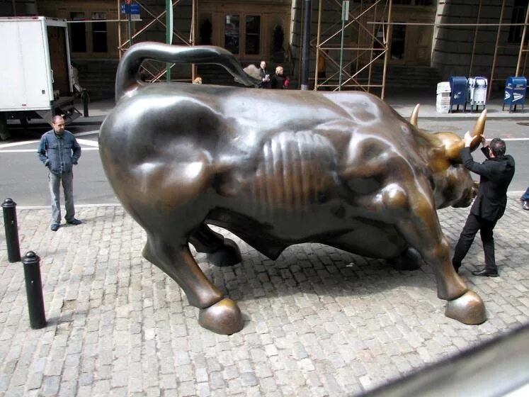 Бронзовый бык на уолл стрит. Золотой телец на уолл стрит. Уолл стрит нью йорк. Атакующий бык скульптура нью-йорк. Где стоит бык.