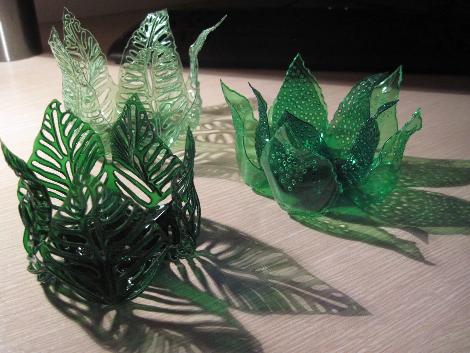 Сделать листья из бутылки. Сделать листья из бутылки. Сделать листья из бутылки. Сделать листья из бутылки. Листья из пластмассовых бутылок.