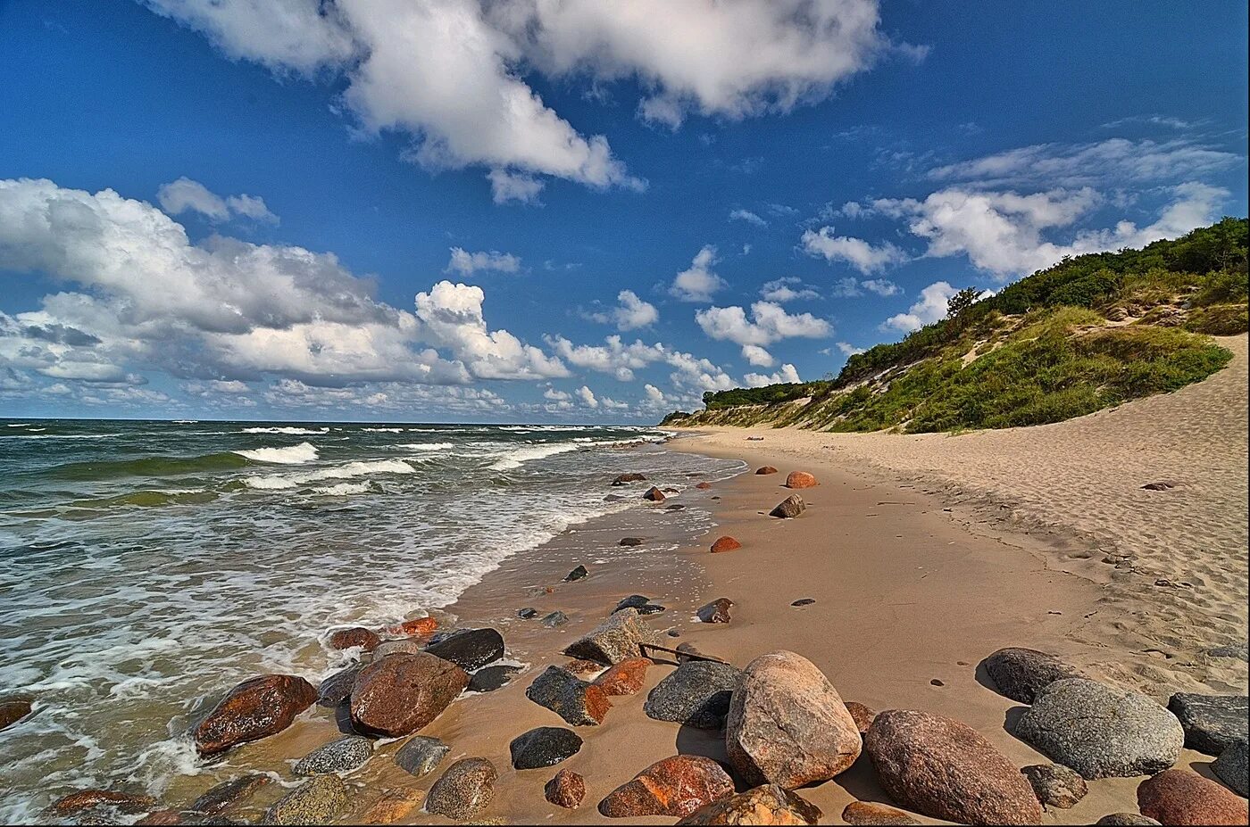 Галечный берег Азовского моря. Черное море пляж. Морское побережье. Берег моря.