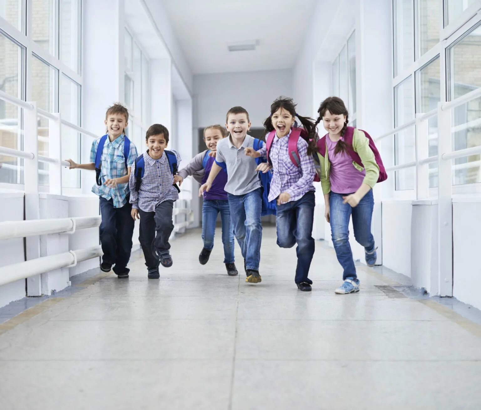 Школа веселья. Дети улыбаются в школе. Школа веселья. Школа веселья. Подростки на уроке.