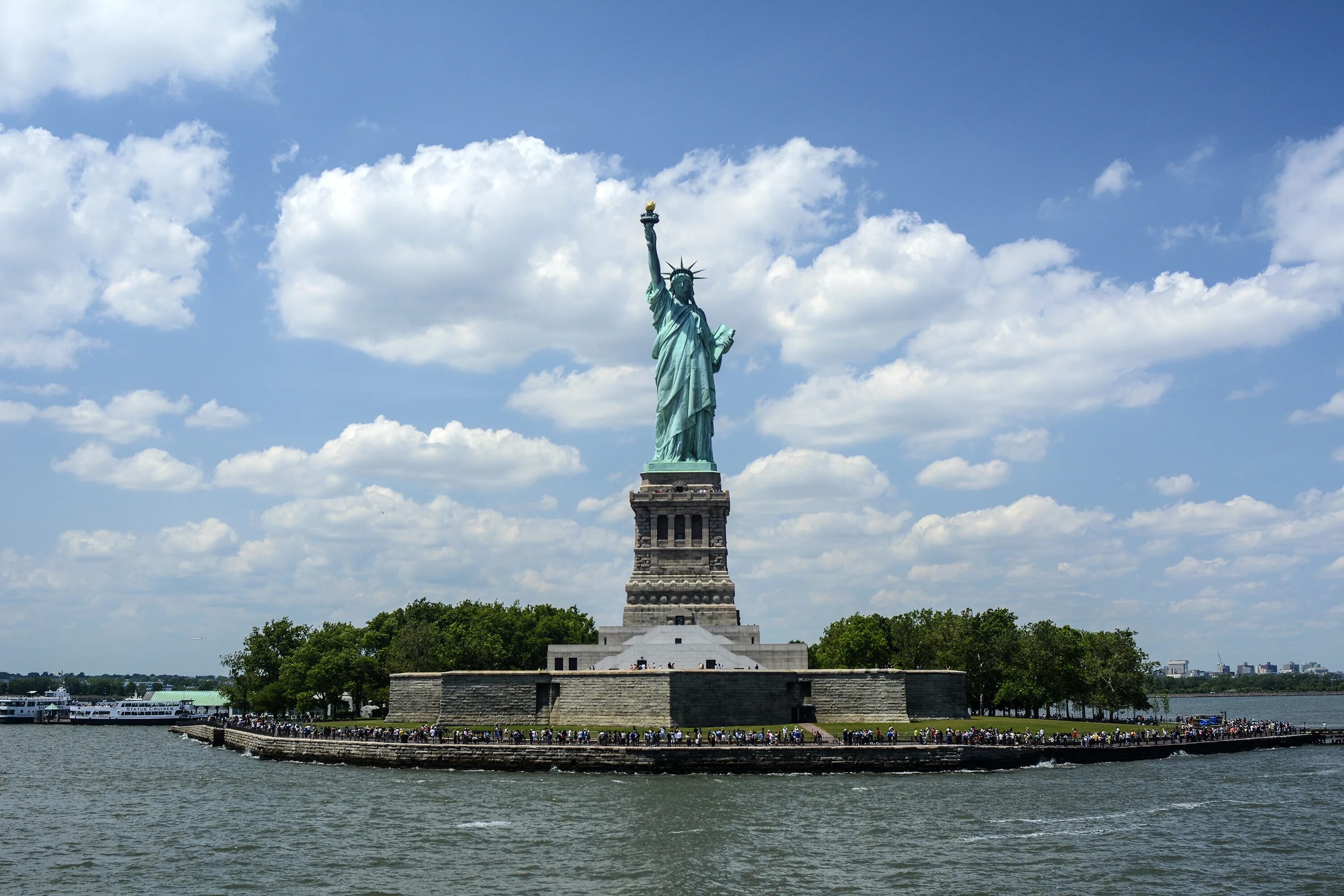 Страна где статуя свободы. Статуя свободы США. Остров свободы Нью-Йорк. Америка Нью-Йорк статуя свободы. Статуя свободы Нью-Йорк Свобода.