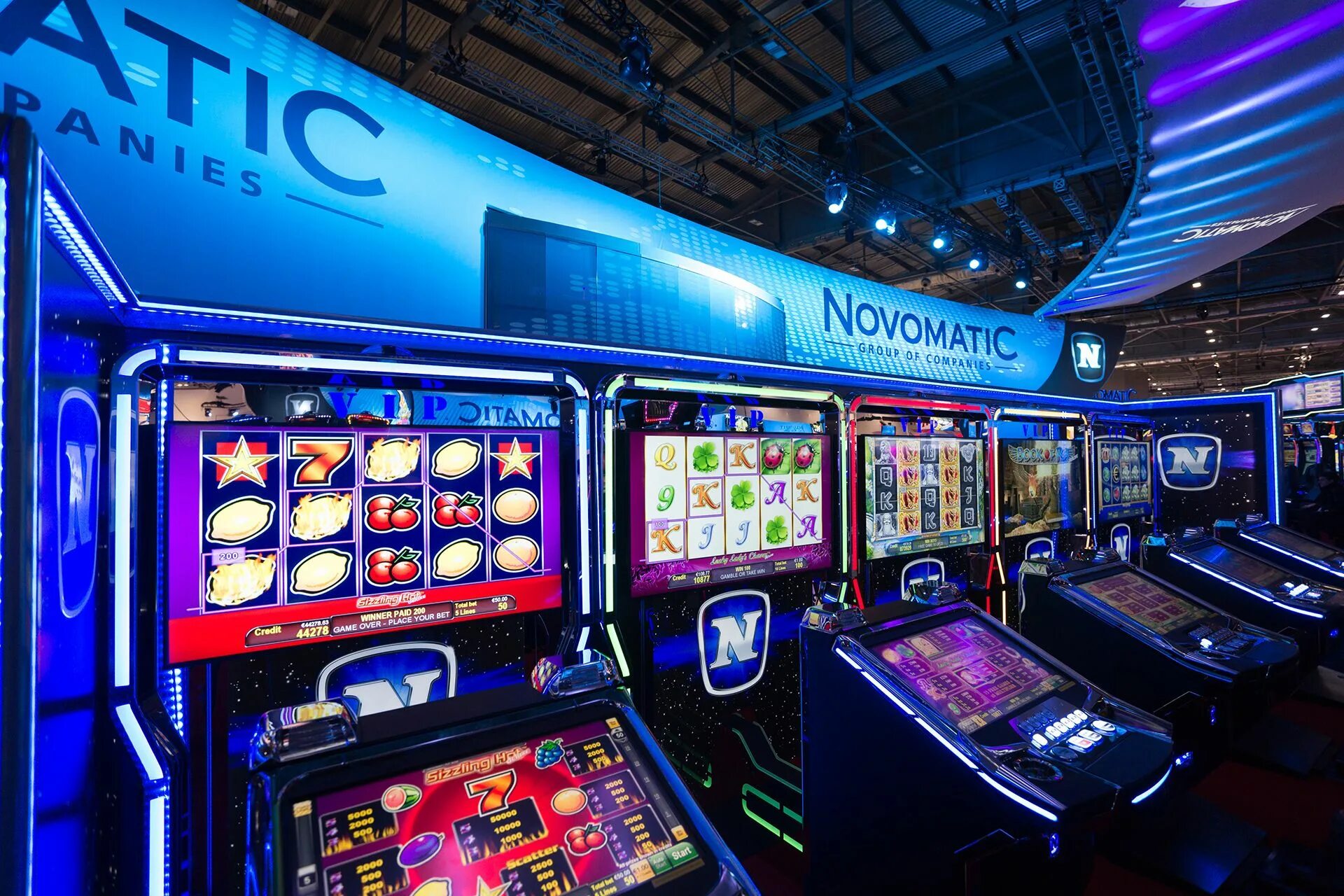 Игровые автоматы новинки slots new net ru. Слот казино Новоматик. Игровые автоматы Novomatic Gaminator. Игровые автоматы 777 freehomeslots. Зал игровых автоматов.