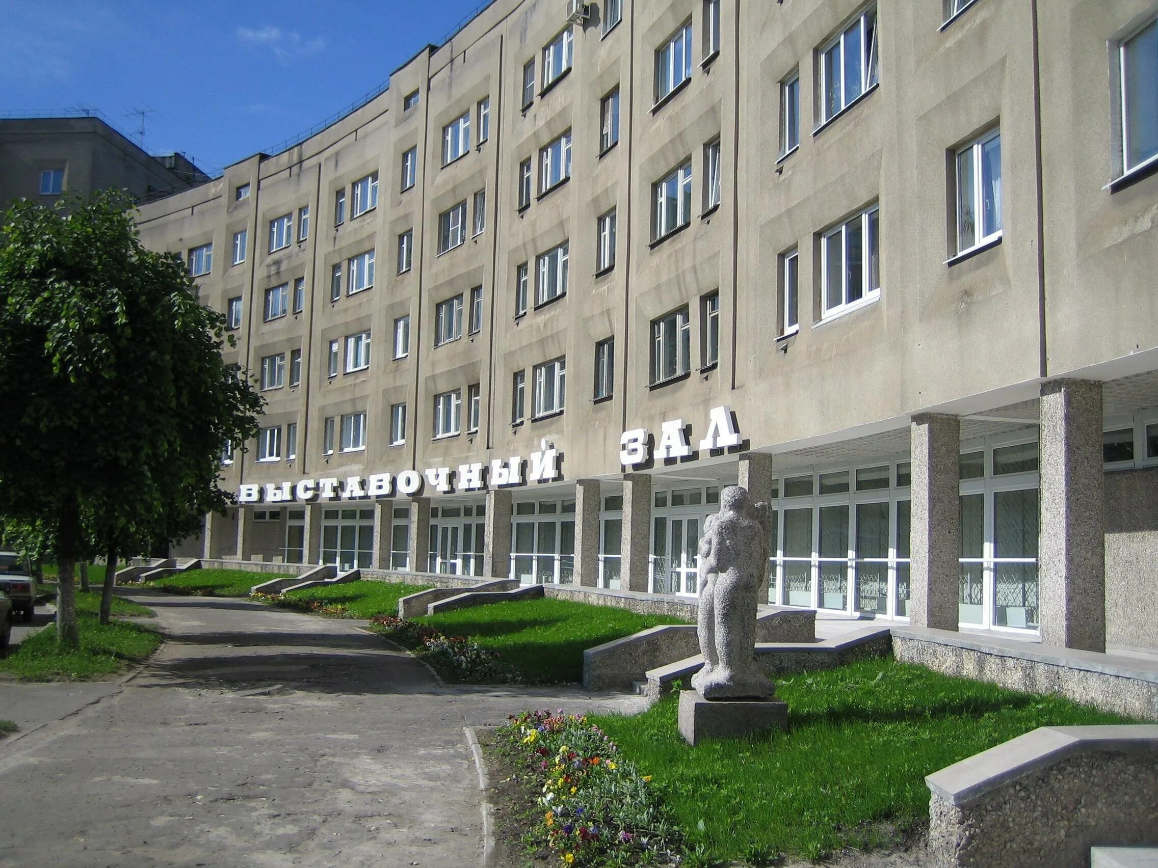 Городской музейно выставочный центр тверь. Тверской выставочный зал. Выставочный зал музей каменск-уральский. Выставочный зал на советской тверь. Выставка вышивки в твери.