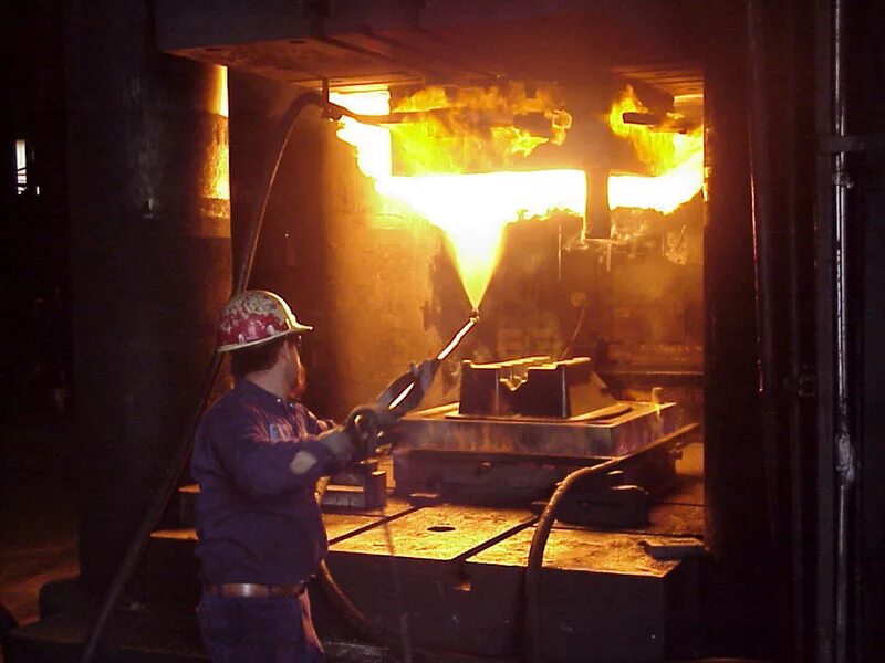 Промышленная ковка металла. Ковка ножа. Forging. Кузнец искры. Раскаленное железо в кузнице.