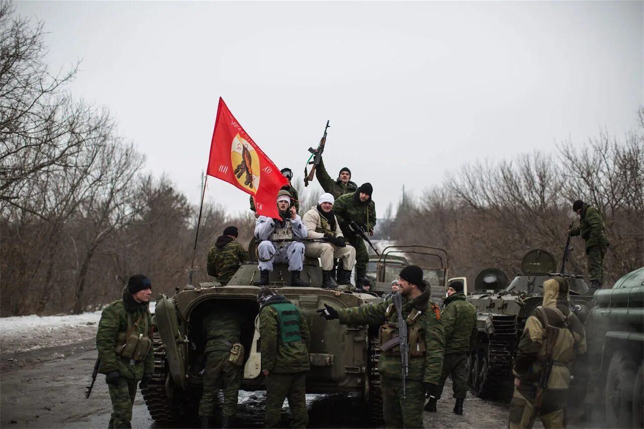 Хроника войны на украине сегодня. Донбасс ополченцы ЛНР. Народное ополчение Донбасса 2014. Война в Новороссии. Военный с Донбасса ЛНР.