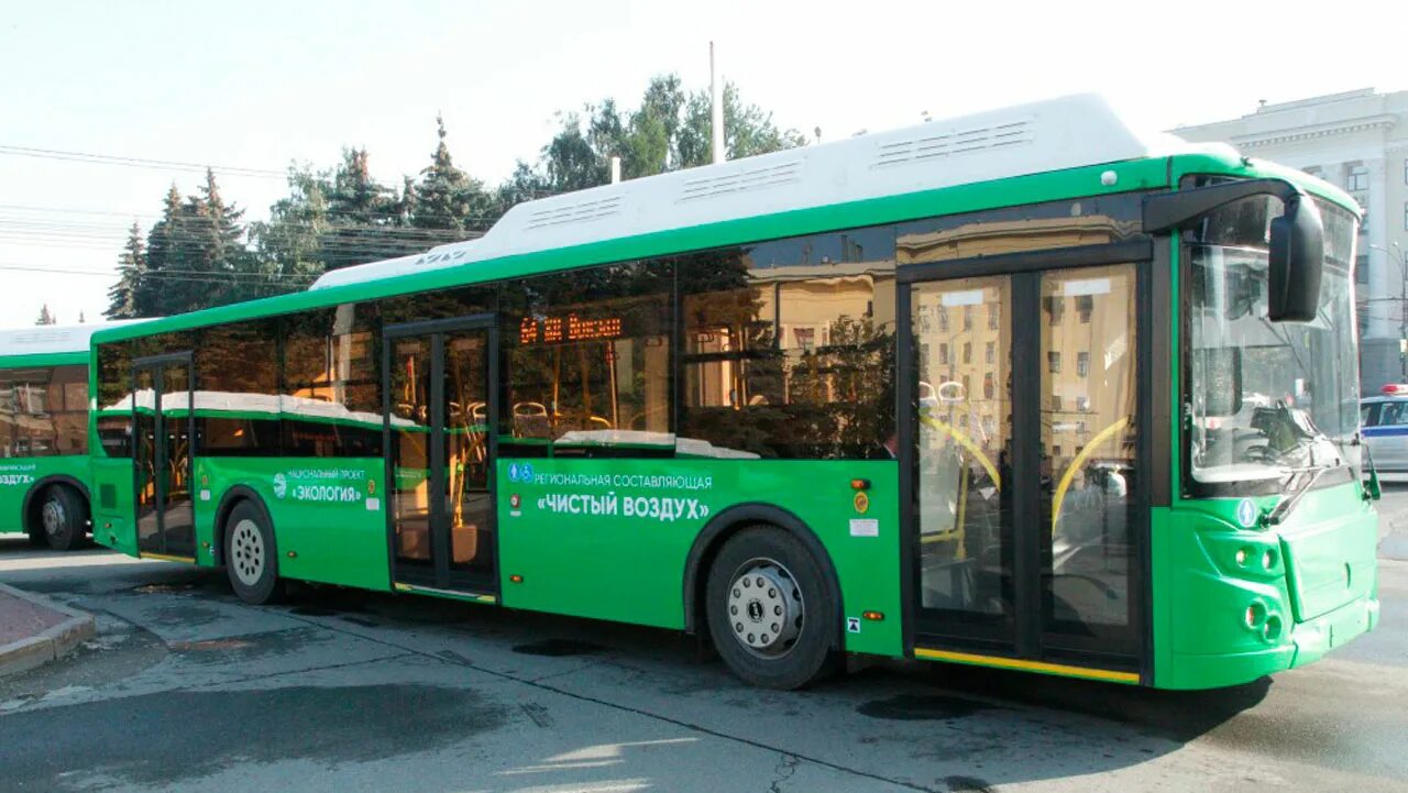 Зеленый общественный транспорт. ЛИАЗ 5292 низкопольный. Автобус ЛИАЗ Челябинск. Автобусы ЛИАЗ на газомоторном топливе. Автобус ЛИАЗ зеленый Челябинск.