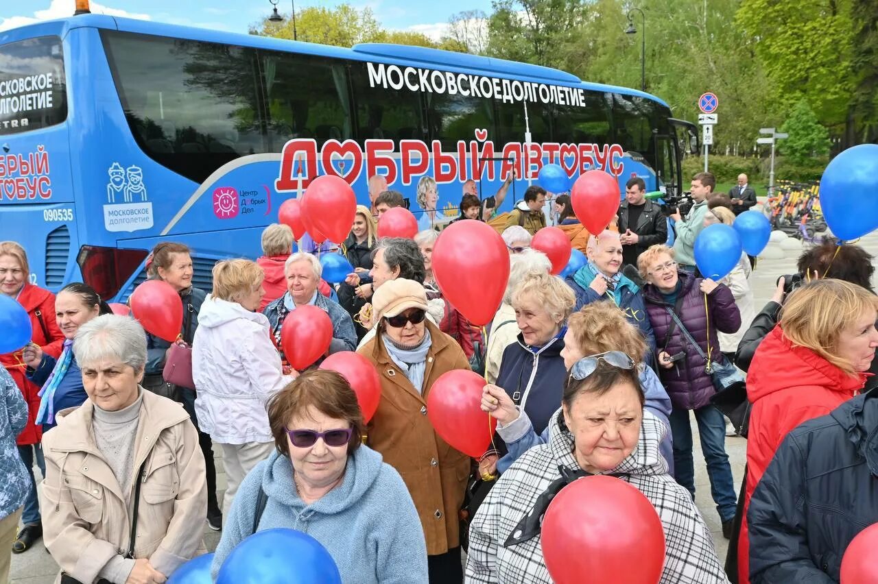 Добрый автобус 2. Добрый автобус Московское долголетие. Московское долголетие экскурсии для пенсионеров добрый автобус. Пенсионеры в автобусе. Добрый автобус для пенсионеров Москва.