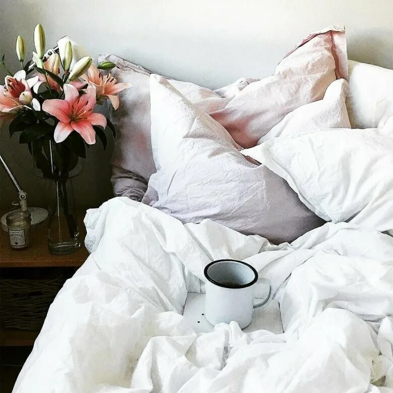 Кровать. Фотосессии в домашних. Уютная комната. Сфоткать кровать. Фотосессия в отеле девушка.