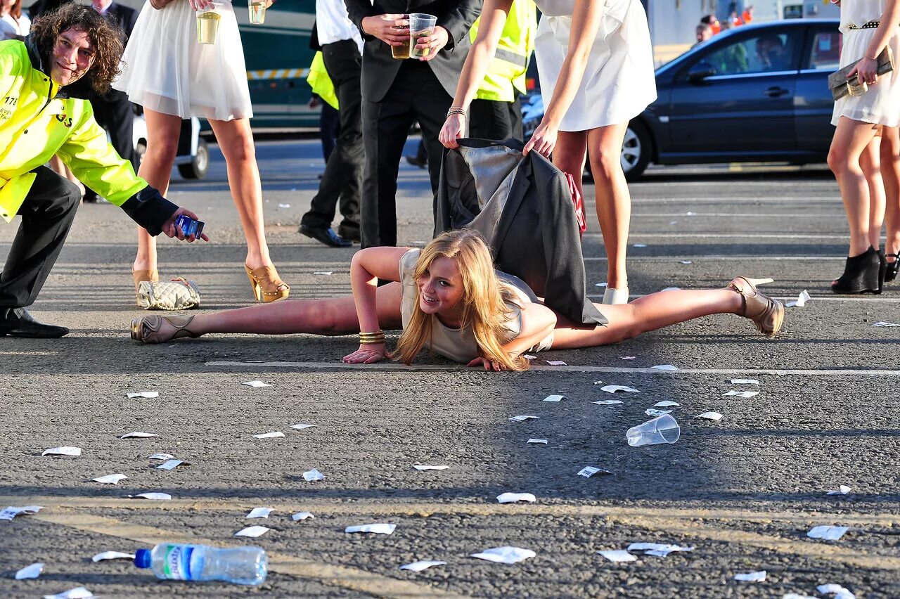 Британские пьяные девушки. День леди в Англии. Пьяные англичане на улице. Drank street