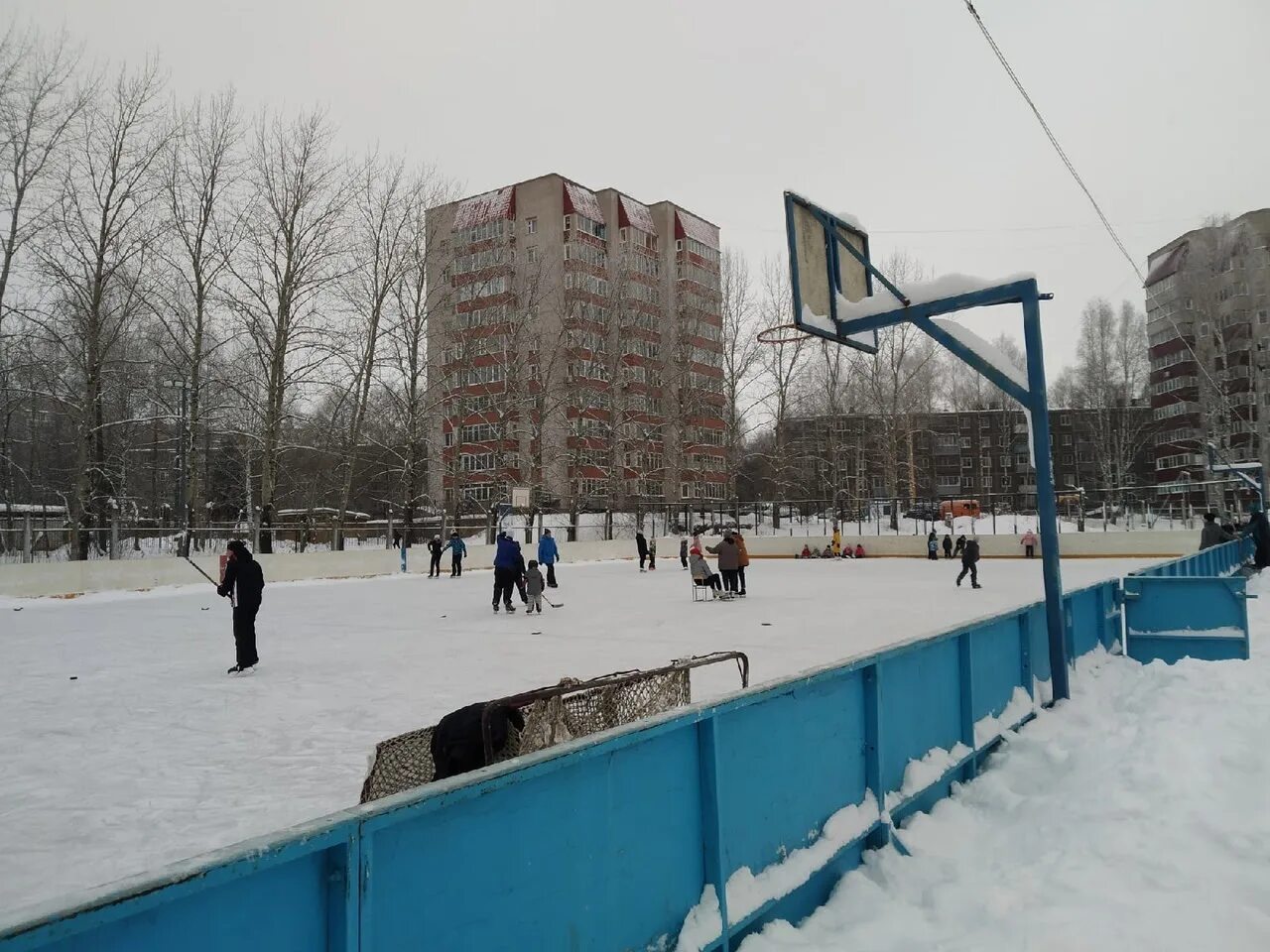 Город прокат коньков. Горького 37 каток. Городской парк Обнинск каток. Исаковского 37 каток. Каток в Метрограде Киров.