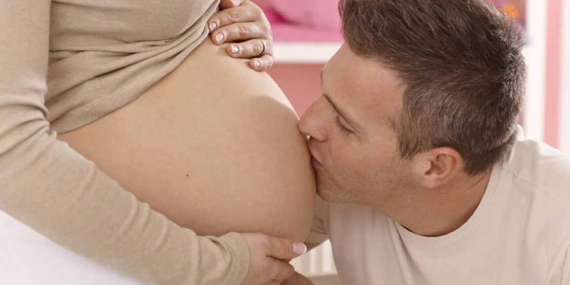 Можно беременным гладить живот. Поглаживание живота. Можно беременным гладить живот. Гладить животик при беременности. Беременная подруга гладит животик.