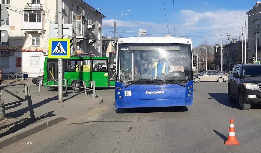 Водитель троллейбуса. Двойной троллейбус. Водители троллейбусного парка. Контроллер водителя троллейбуса. Сбили у цума пермь