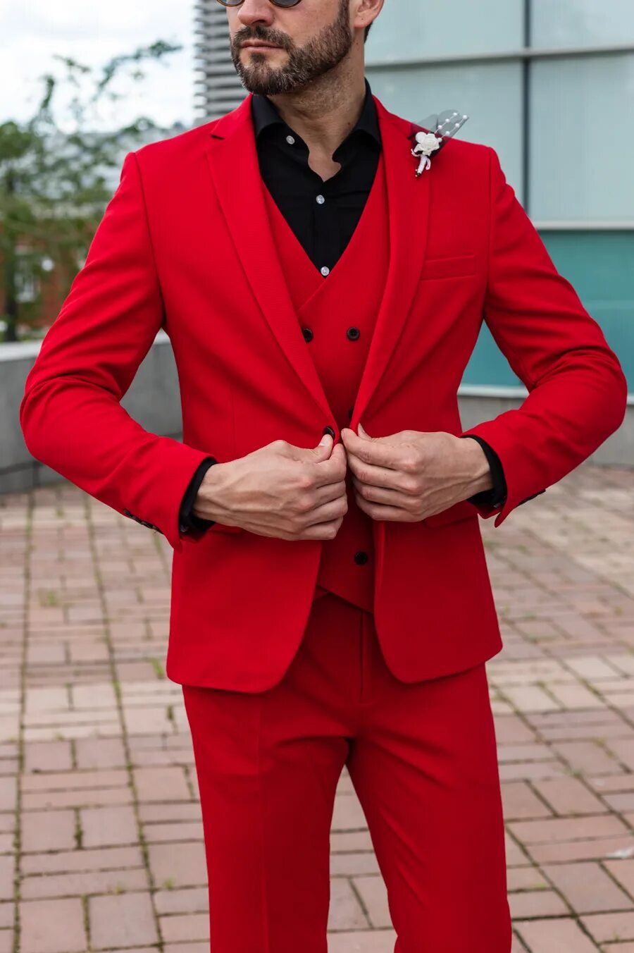 Красная мужская форма. Мужчина в Красном костюме. Красный костюм. Красный костюм мужской классический. Красный мужской костюм тройка.