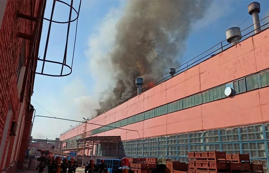 Горит завод. Пожар в окрасочных цехах. Пожар на Тракторном. Завод Беларусь пожар.