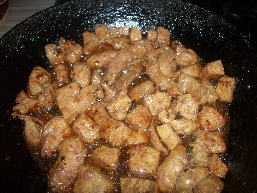Пожарить печенку куриную на сковороде вкусно. Печень жареная на сковороде. печень жареная с луком на сковороде. печень с луком на сковороде. печень куриная жареная с луком на сковороде.