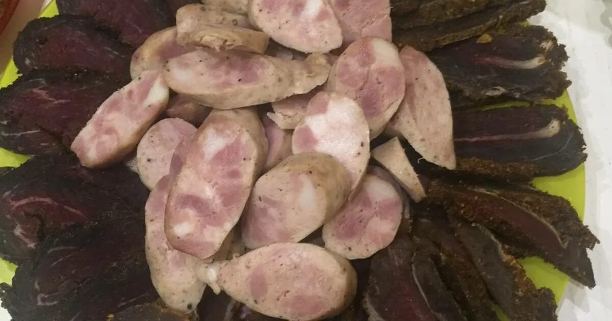 вяленая домашняякольаса. домашняя сыровяленая колбаса. колбаса домашняя сырокопченая. грузинская сыровяленая колбаса. колбаса балыковая сыровяленая.