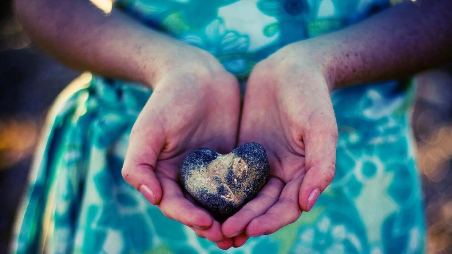 Камень в руке. Красивый камень в руке. Ладонь. Каменное сердце. Стоун за любовь