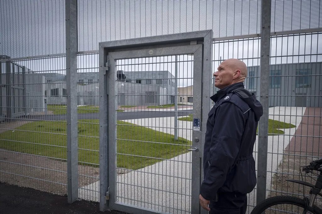Federal prison camp. Prison camp. Зона колония. Гуантанамо военно-морская база. Prison yard.
