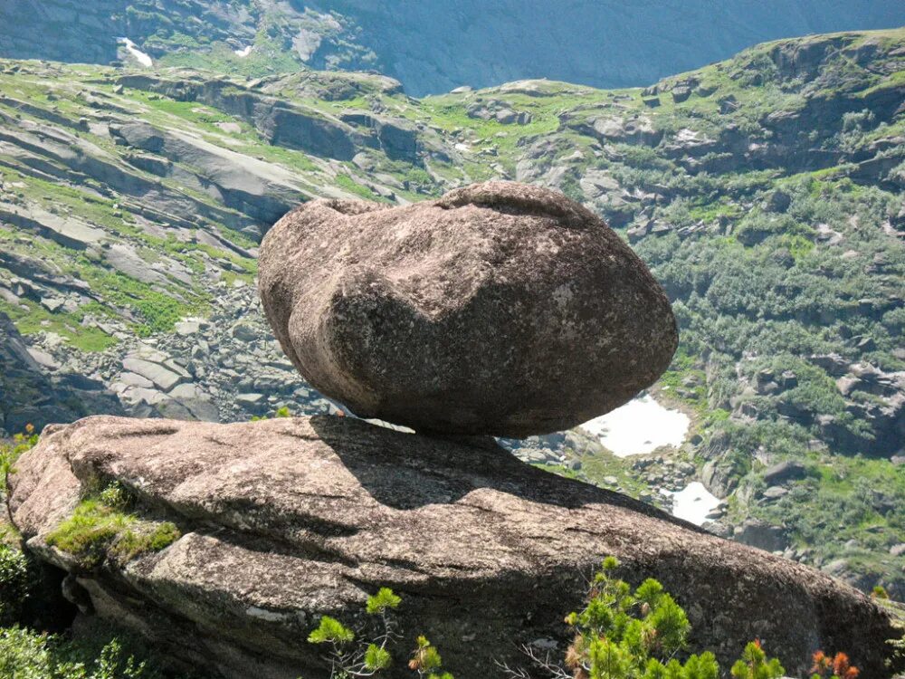Висячий камень Ергаки. Висячий камень Ергаки фото. Огромный камень. Крупные валуны. Камень находящийся на воздухе