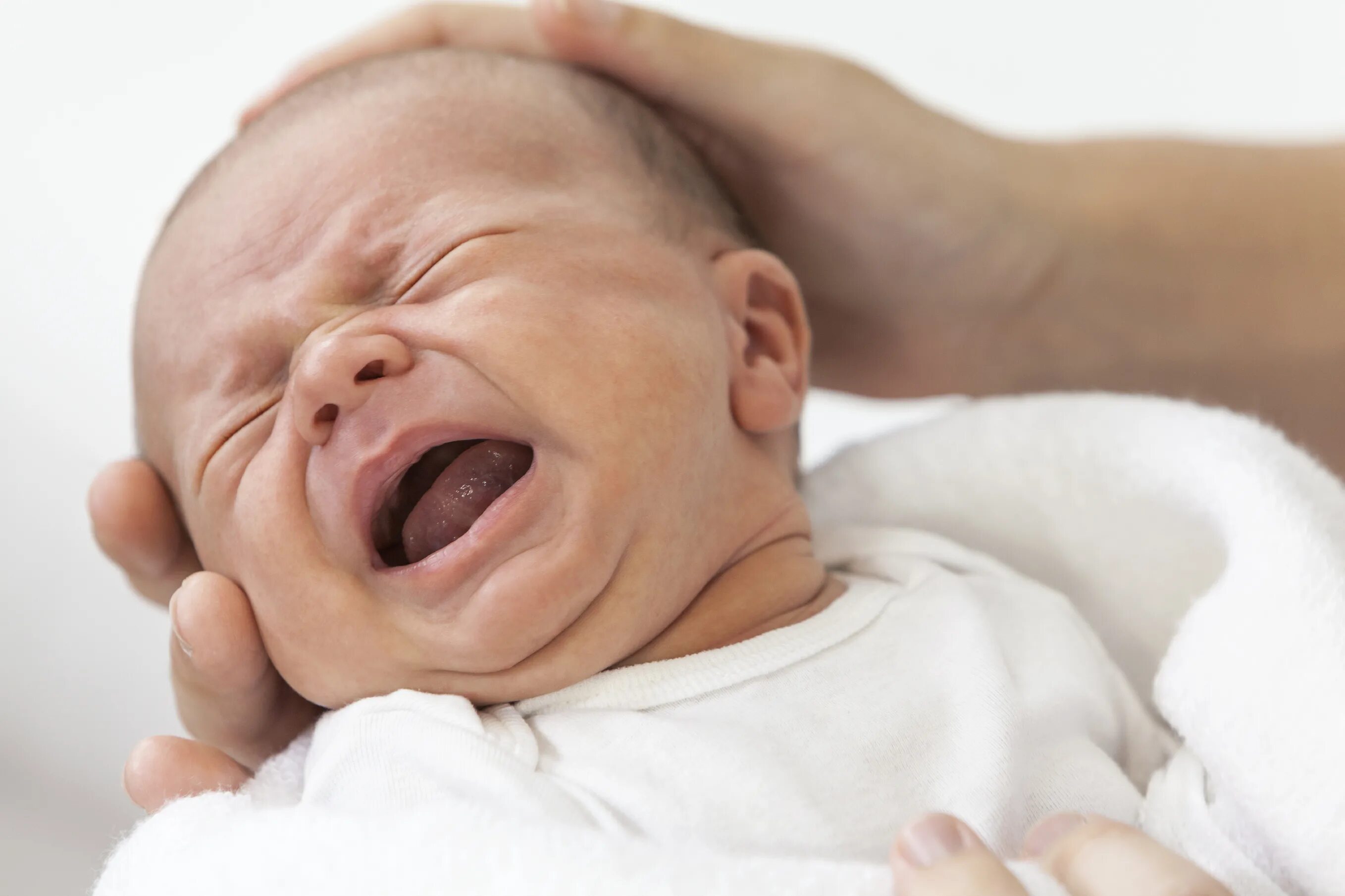 Почему новорожденный высовывает. Плачущий младенец. Новорожденный плачет. Плач новорожденного ребенка. Младенец кричит.