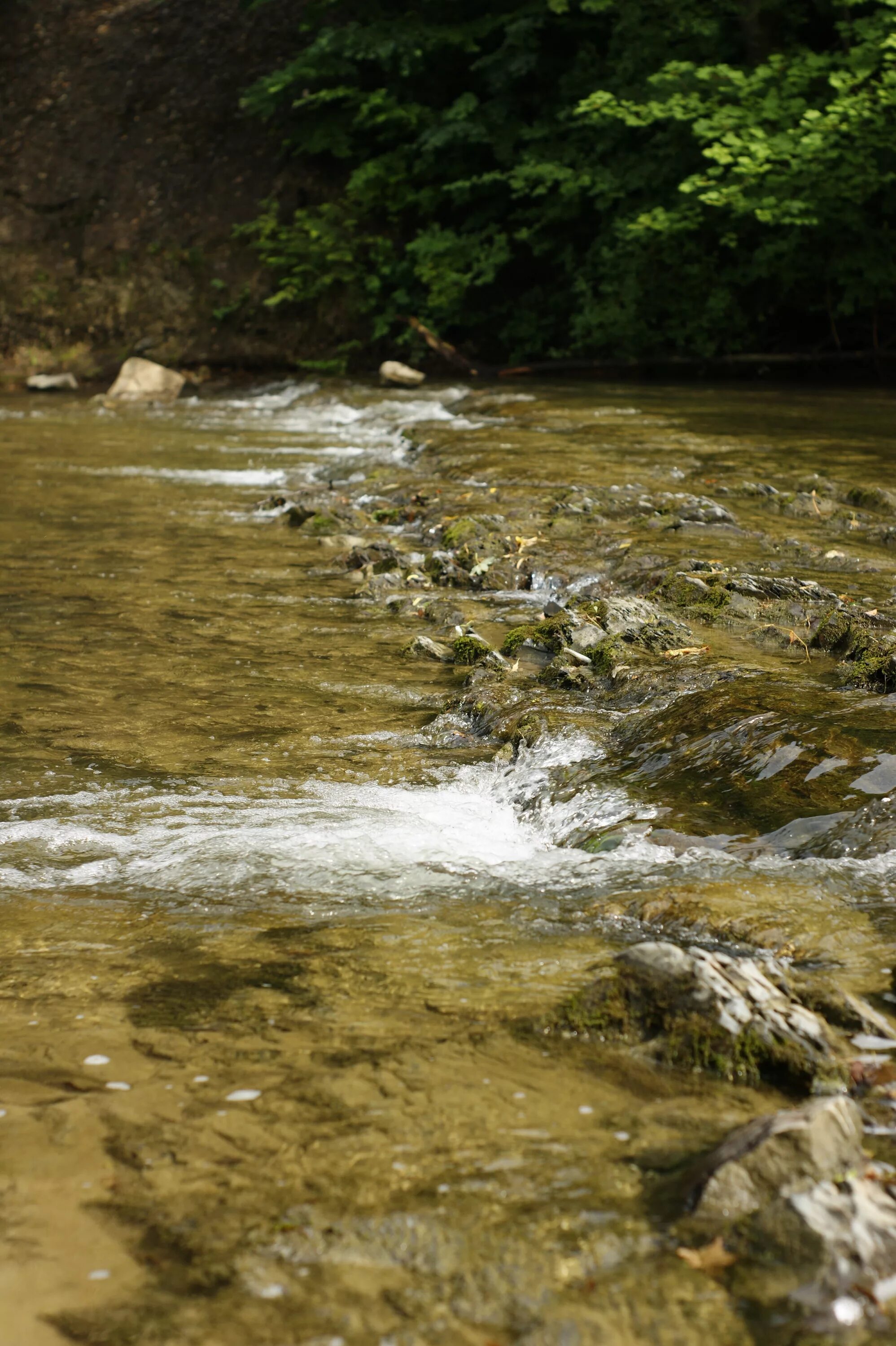 Естественные потоки воды река. Естественные потоки воды. Естественные потоки реки. Реки сланцы. Река сланец.