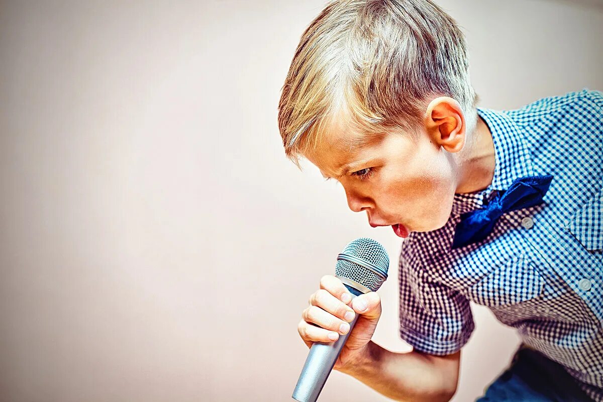 Поют юноши. Дети поют. Школьник с микрофоном. Подросток с микрофоном. Мальчик с микрофоном.