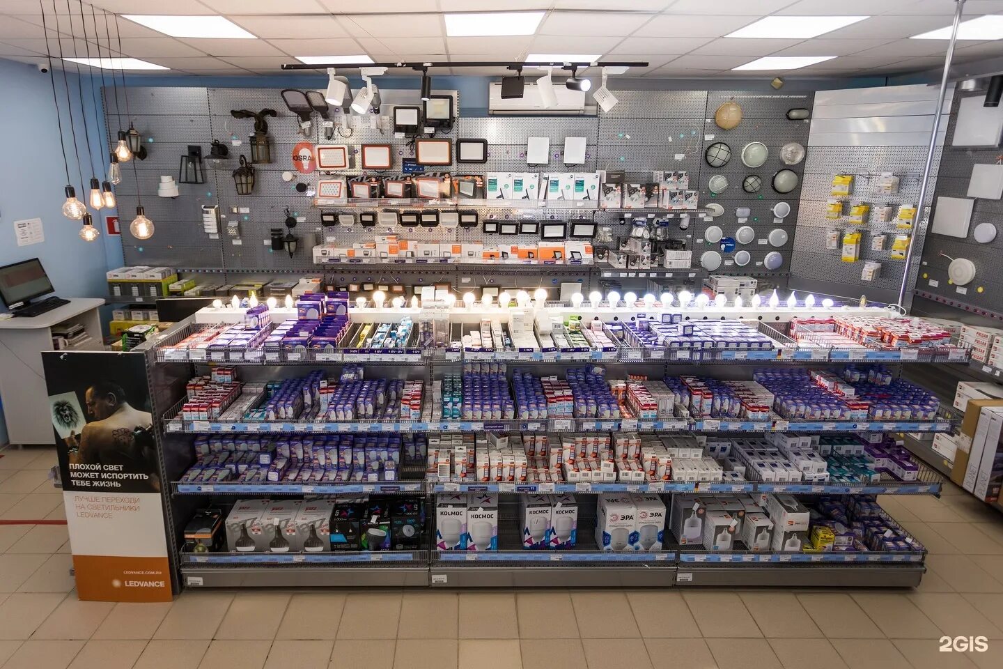 стенд для электрики. магазин электрокомплект пятигорск. магазин электротоваров алдан. магазины светотехники в смо. выкладка электротоваров.