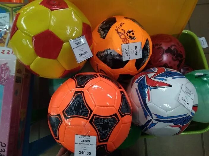 Рич Фэмили мяч футбольный. Футбольные мячи недорогие. Магазин мячиков. Самый недорогой мяч. Спортивная магазин футбольная мяч