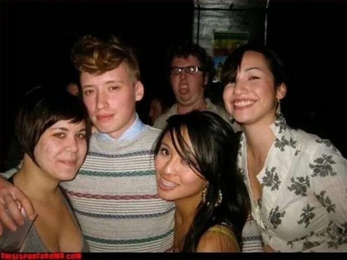 Интересный задний план. Неудачный снимок на фоне. Люди на заднем фоне. Задний план приколы. Приколы на заднем плане фото.