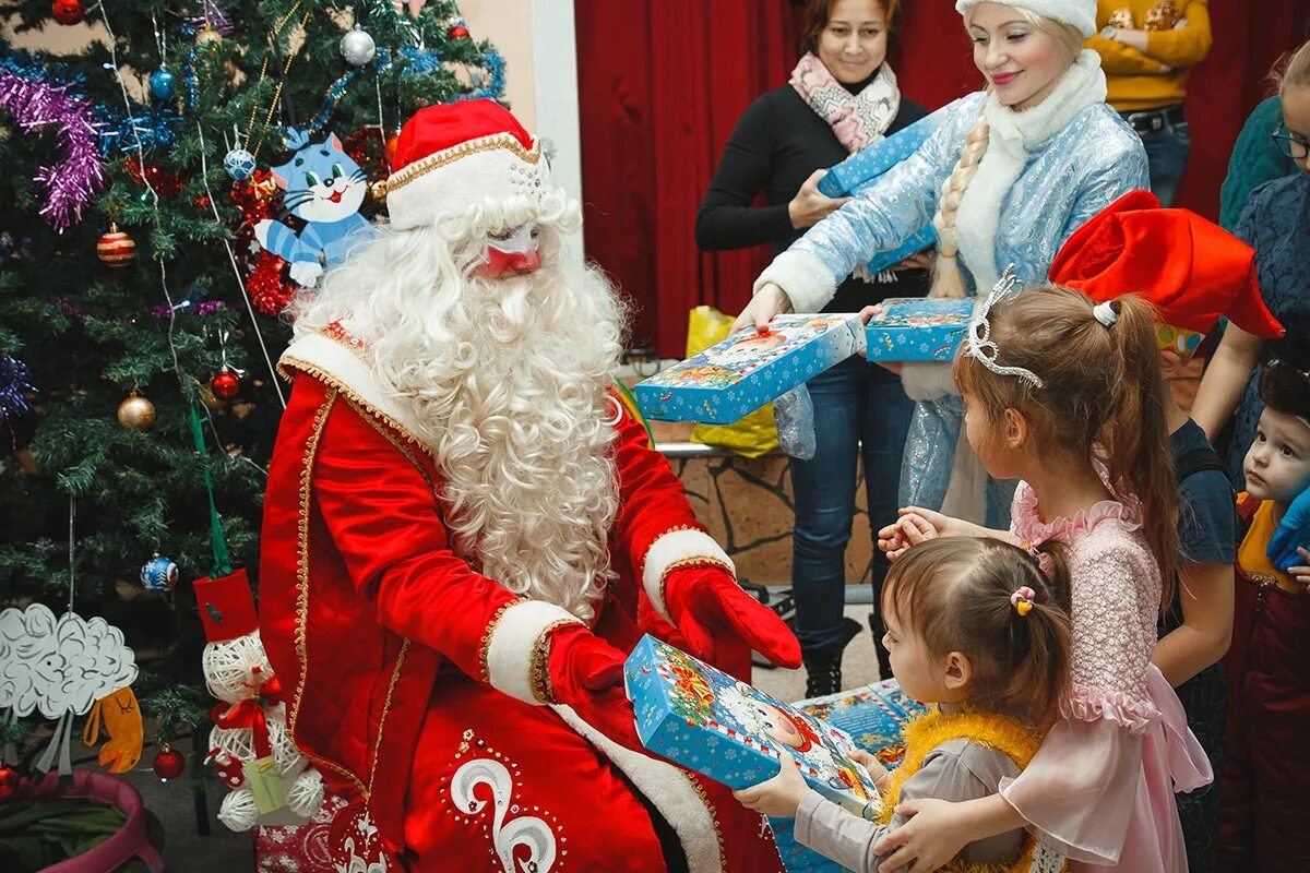 Новый год семейный праздник. Новогоднее застолье. Новогодний дом с детьми. Провести праздник новый год. Рождество семья.