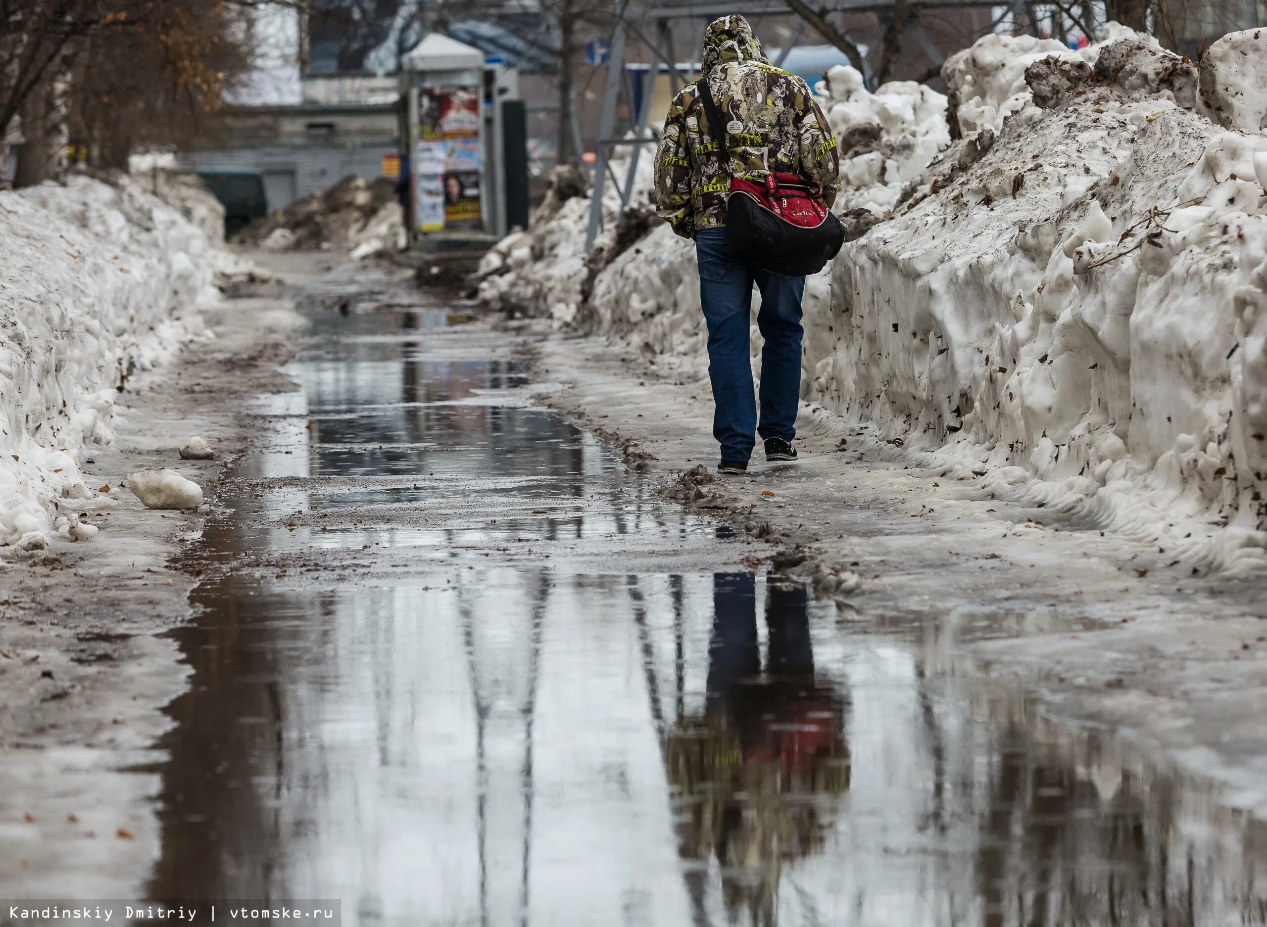 Природу не волнует. Таяние снега в городе. Лужи весной. Тает снег лужи.