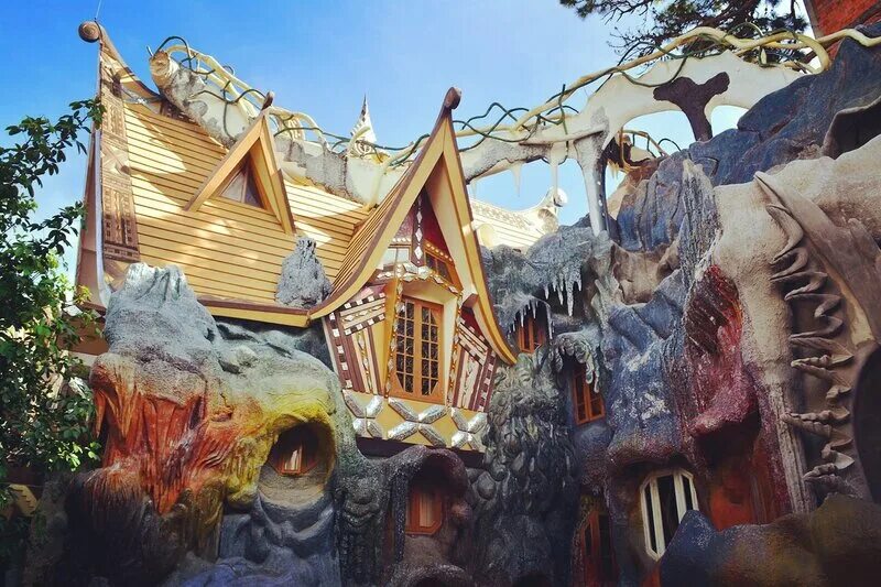Как называется сумасшедший дом. Crazy house вьетнам далат. гостевой дом ханг нга вьетнам. ханг нга далат вьетнам. отель в далате crazy house.
