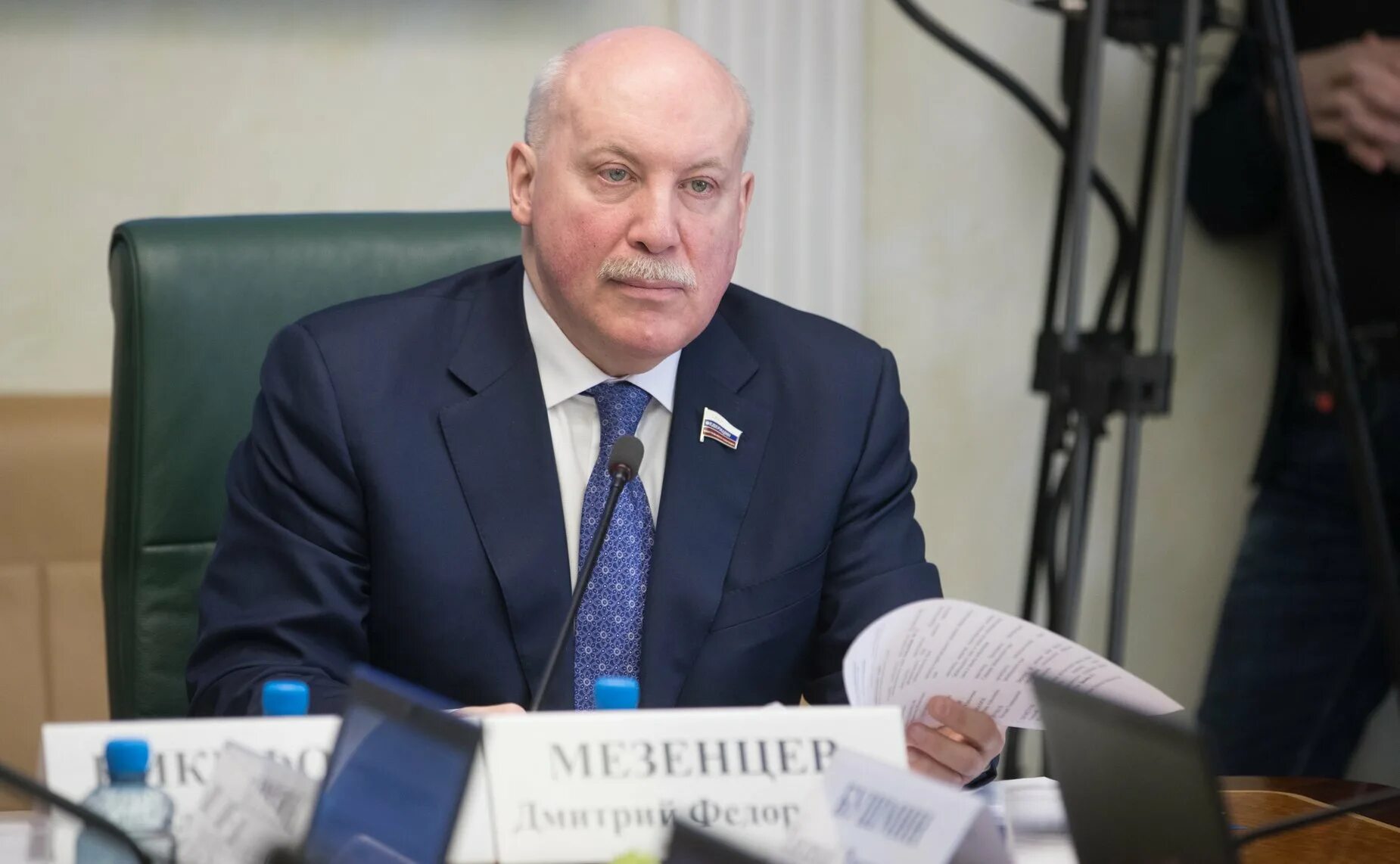 с участием представителей