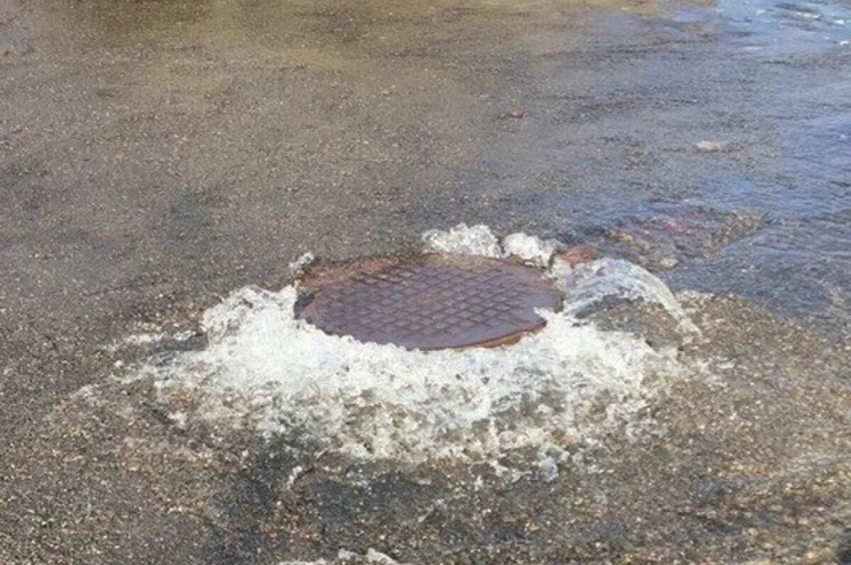 Фонтан из люка. Затопленный люк. Вода из люка. Бежит вода из канализационного люка. Течет вода из люка.