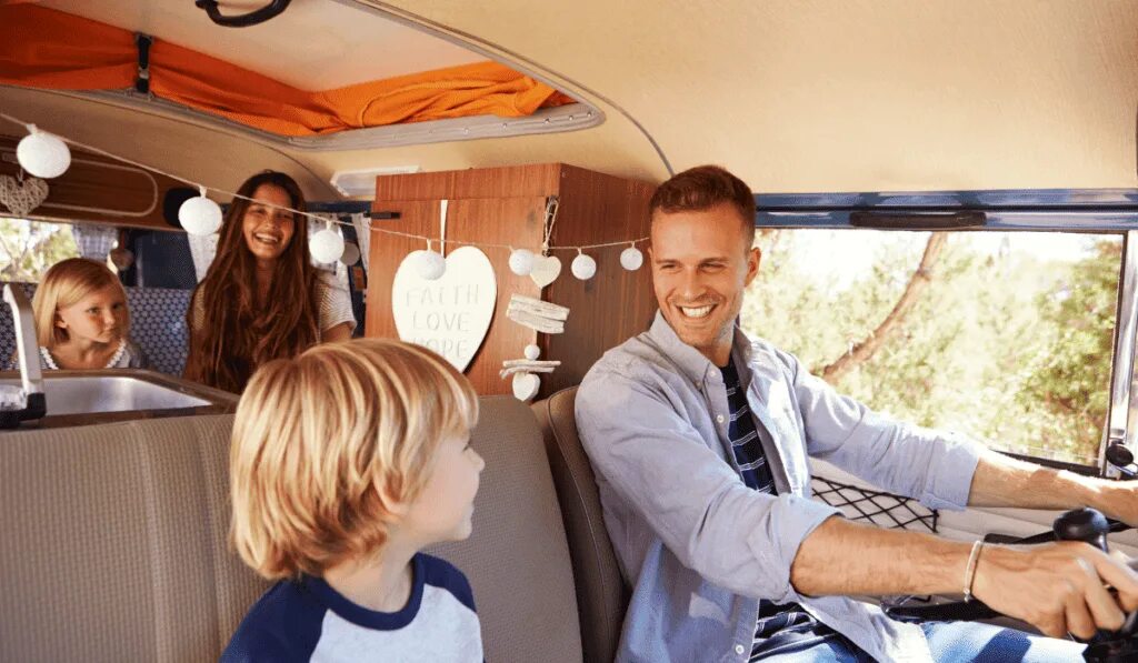 Dad drive. Фильм про семью на автодоме дисней. dad driving. семья рулевых. dad drive a car every day или dad drive a car.