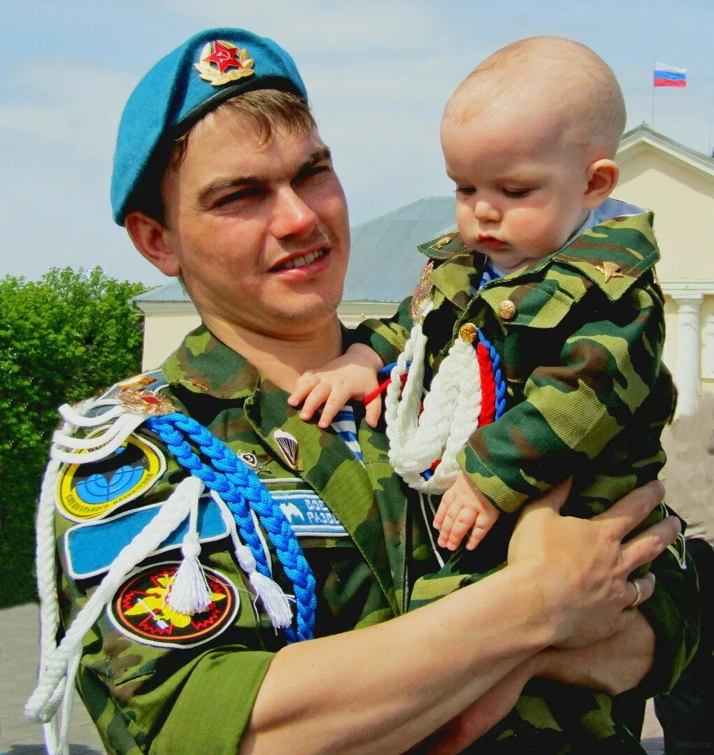 С днем вдв. Малыши в десантной форме. Десантник для дошкольников. Десант дети. Десант для детей.