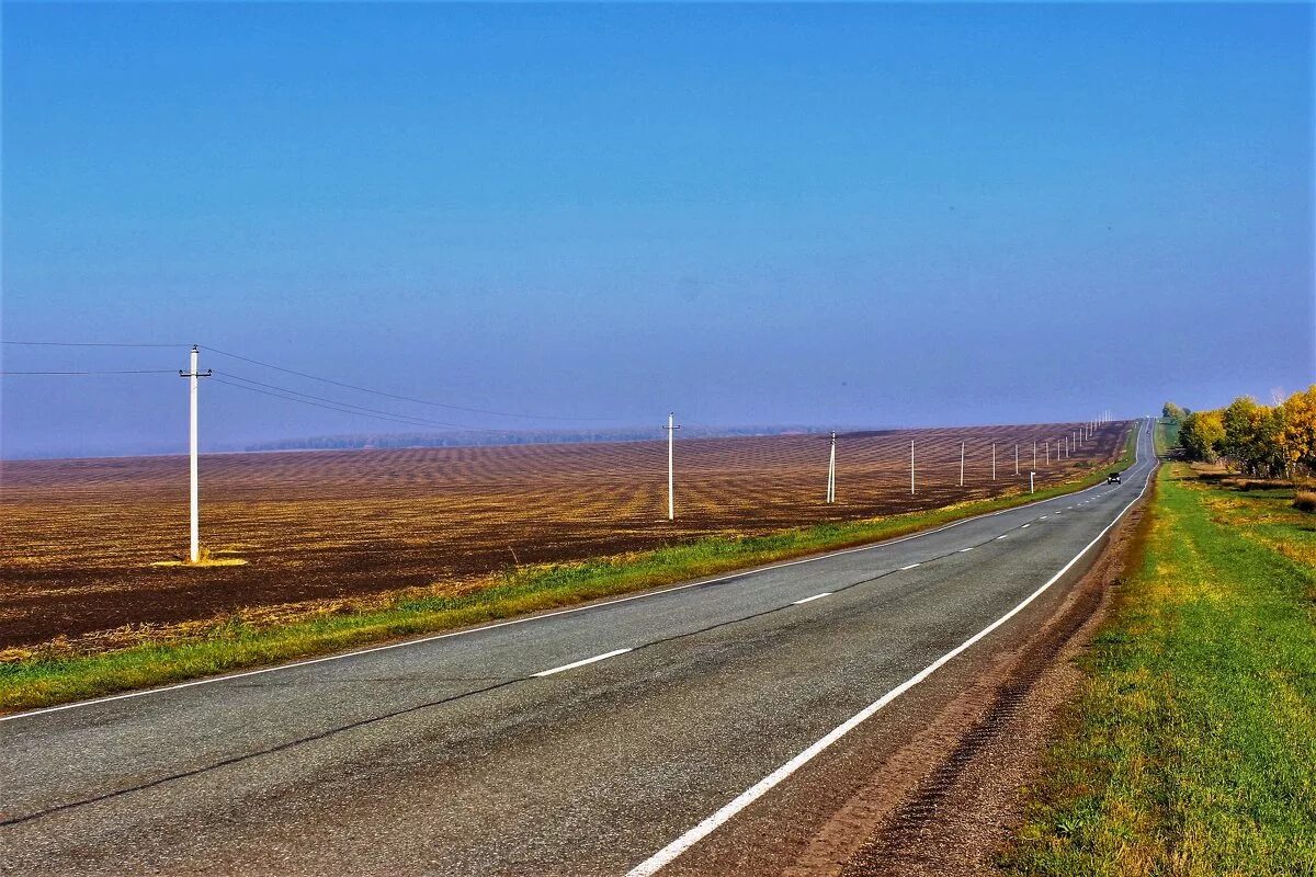 столбовой дорогой. опора лэп посреди дороги. столбовой дорогой. столбовой дорогой. столбы с проводами.