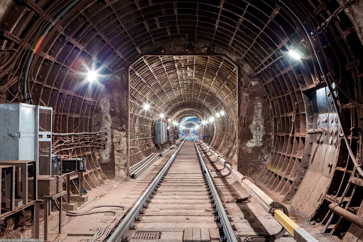 Туннель московского метро. Тоннель метро. Тоннель метро Москвы. Квадратный тоннель метро. Метро из туннеля.