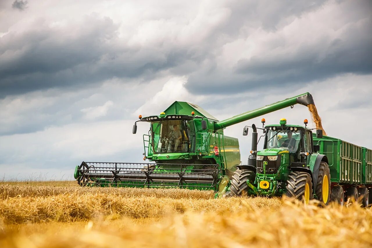 Вакансии сх. Трактор Джон Дир комбайн. Сельхоз техника жон жир. John Deere 6195m. John Deere комбайн w550.