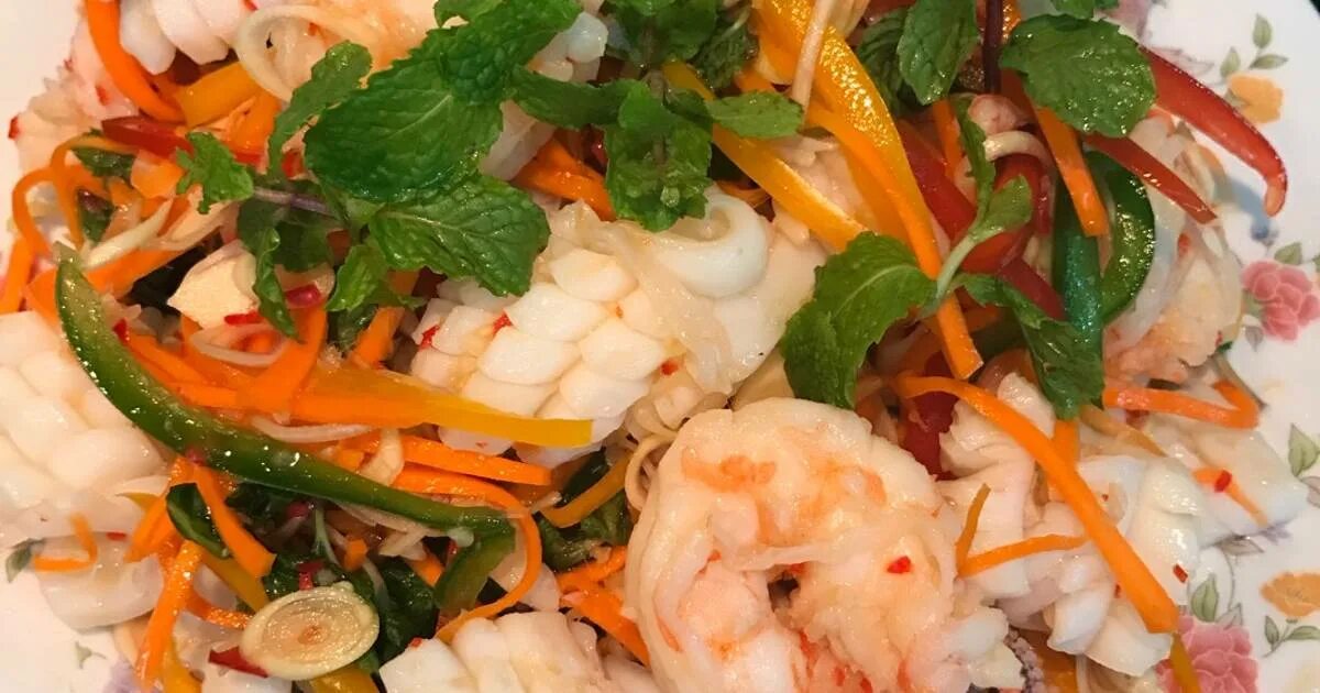 Корейская морковка с морской капустой. Корейские салаты морская капуста. Спаржа с корейской морковкой. Салат с морской капустой и кальмарами и яйцом. Баклажаны с корейской морковкой.