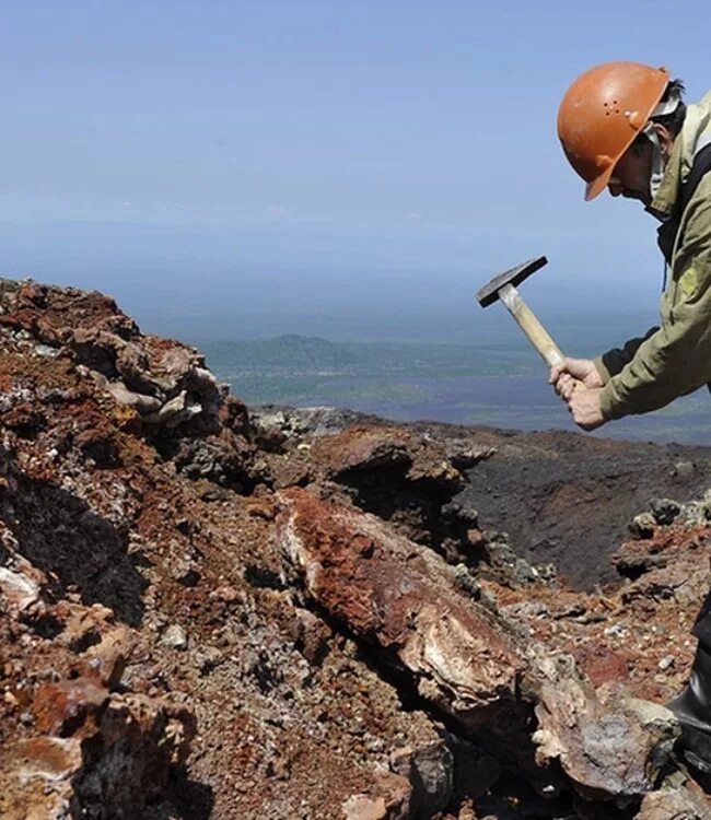 Геологи санкт-петербурга. Геолог разведчик. Геологическое изучение недр. Профессия геолог. Геологи санкт петербург.