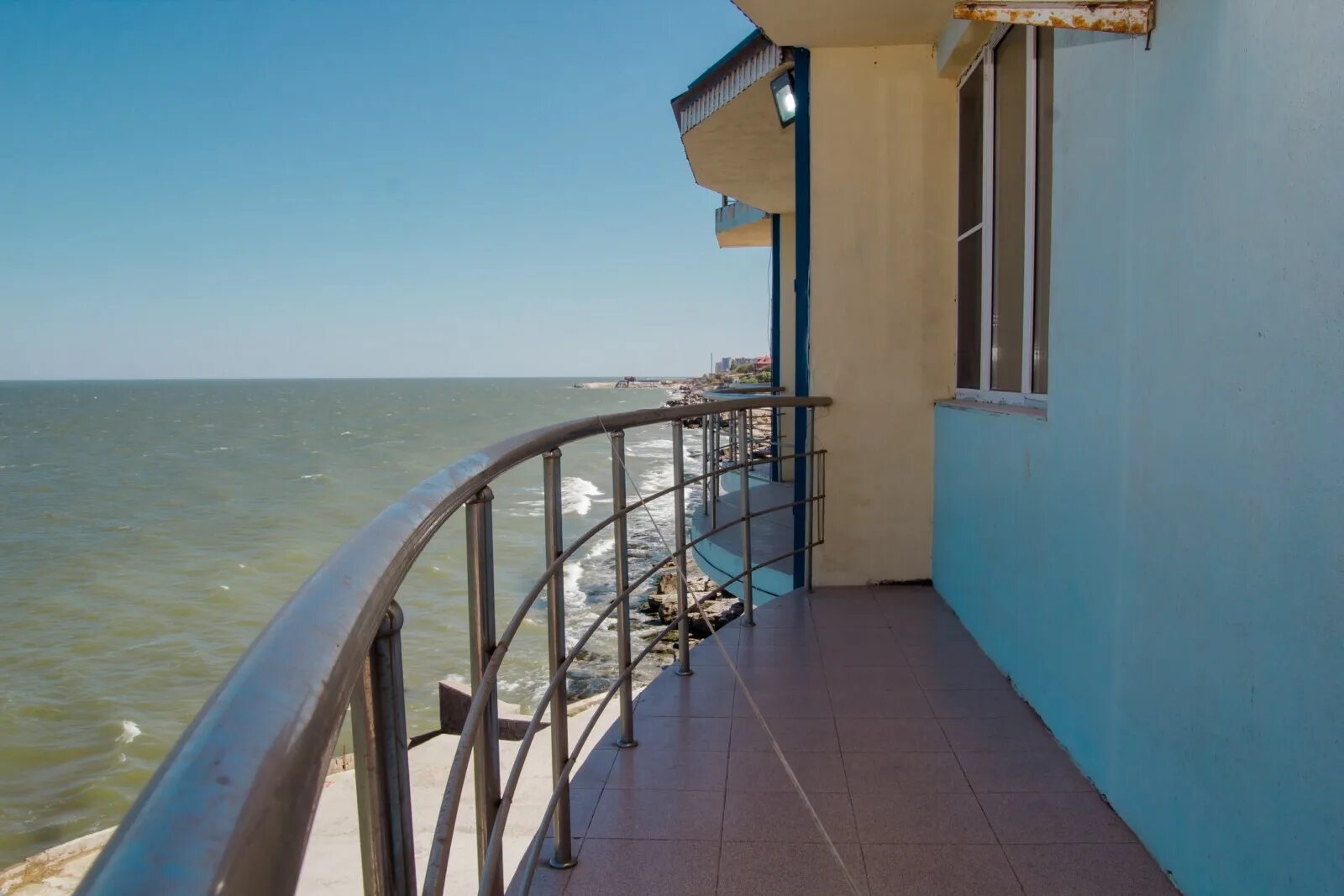 Лунный берег махачкала. Гостиница лунный берег. Гостиница ной волгоград. Набережная лунный берег в махачкале. Гостиница лунный берег.