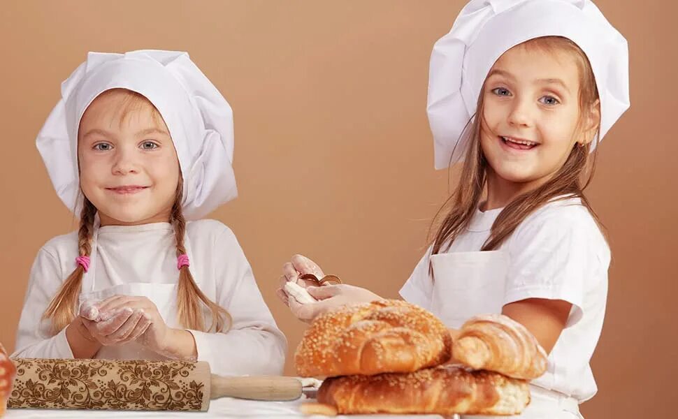 Дети пекут пирожки. Фотосессия мама и ребенок пекут пироги. Дети пекут пирожки. Мама с ребенком на кухне. Ребенок пирожки печет.