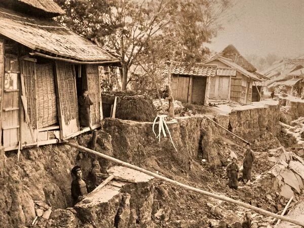 Землетрясения 23 год. Шэньси китай землетрясение. землетрясение в шэньси 1556. 23 января 1556 ганьсу и шэньси. землетрясение в китае 1556 год.