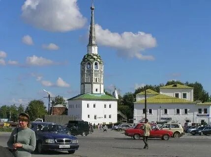 Знаменитая 60 метровая падающая колокольня в городе